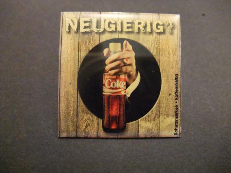 Coca Cola Neugierig flesje cola door houten schutting